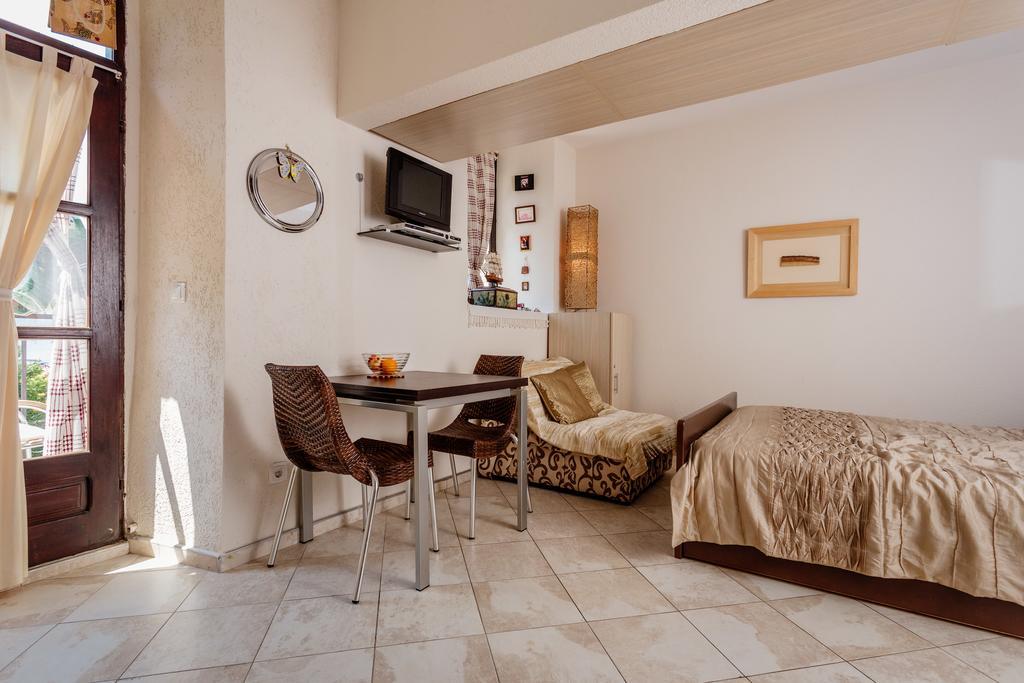 Celine'S Place By The Sea Kotor Exteriör bild